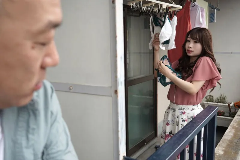 Gã nhà sát bên chuyên soi mói và cặp cô vợ chồng yêu thường xuyên rên la quá to